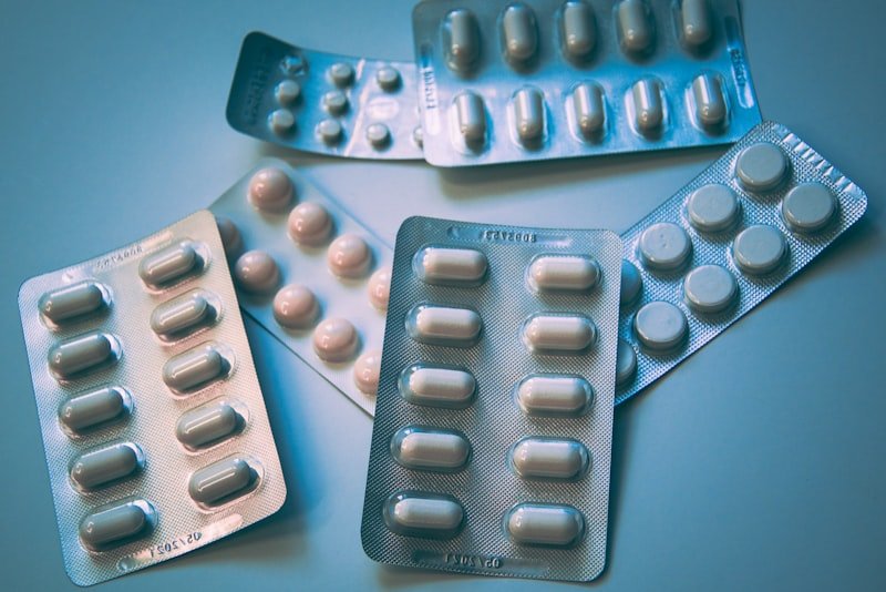 An organised flat lay of supplement capsules and powder on a linen surface